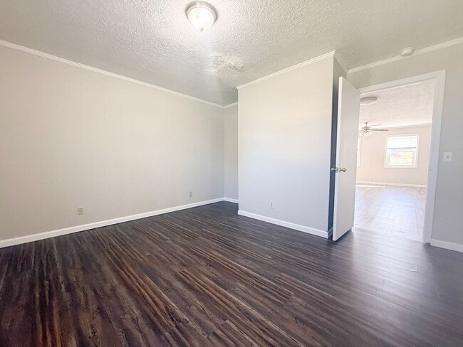 Building Photo - Spacious 3-Bedroom Home with Screened-In Porch and Ample Parking in Cookeville