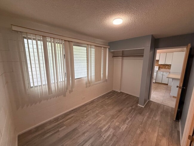 Building Photo - Fresh 2/1 Makiki Heights Condo with 1 Parking, Lanai, Pool, Open floor plan, & Walk-in closet