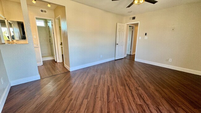 Building Photo - Gorgeous, renovated 4-bedroom home central...