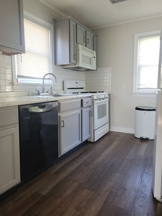 Building Photo - Three bedroom two bath located in North Hills!