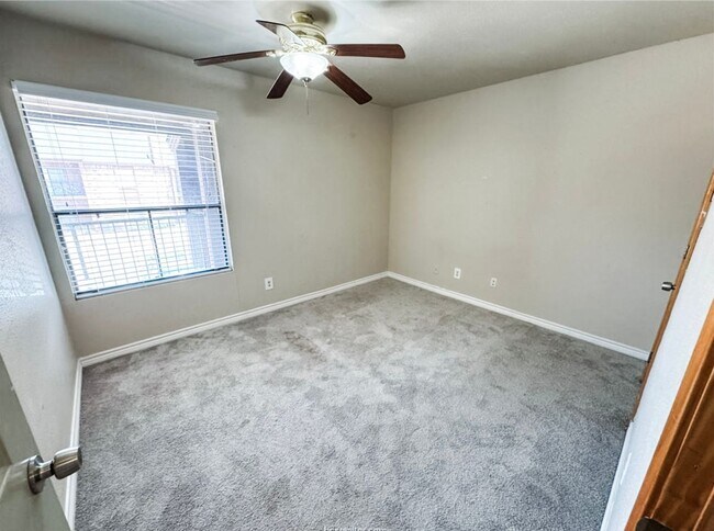 Building Photo - Adorable 2/2 Condo Available For Immediate...