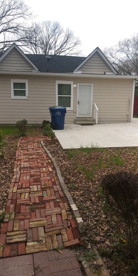 Building Photo - Awesome Renovated 2 Bedroom 1 Bath House F...