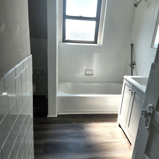 Building Photo - 8 Langmaid Ave