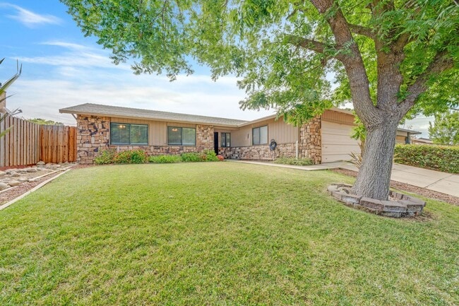 Building Photo - Charming Single-Story 3 Bed Home Two Car Garage & Spacious Yard!