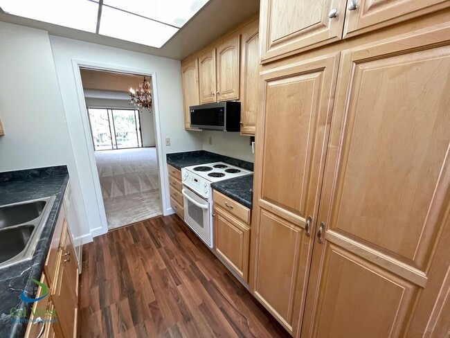 Building Photo - $2,695 - 2 Bed/2 Bath Retirement Resort Li...