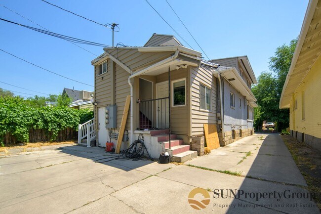 Building Photo - 662 Conway Ct E