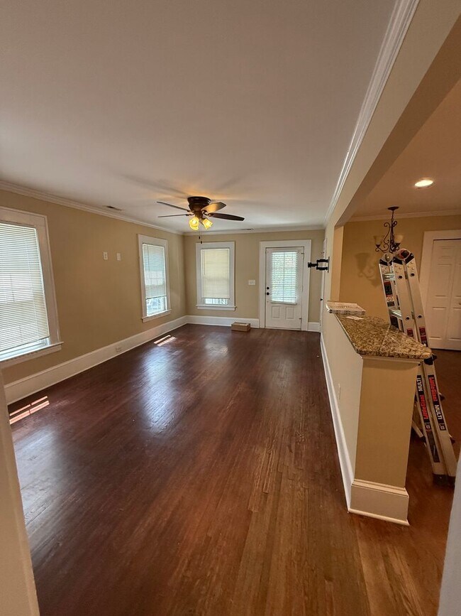Building Photo - Bungalow in Charlotte with 2 bedrooms, 2 baths