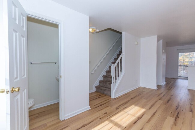 Building Photo - 3 Bed/2 Full,2 Half Bath Townhome in Marti...