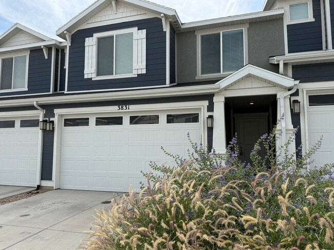 Building Photo - Beautifully Updated 4-Bedroom Townhome in ...