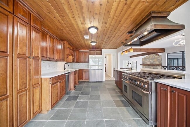 Building Photo - 530 Matterhorn Way