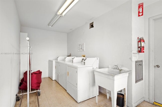 Building Photo - 1330 NE 105th St