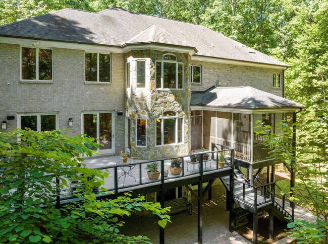Building Photo - Luxurious 5-Bed Sanctuary with Scenic View...