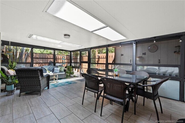 Building Photo - 5616 SE Riverboat Dr