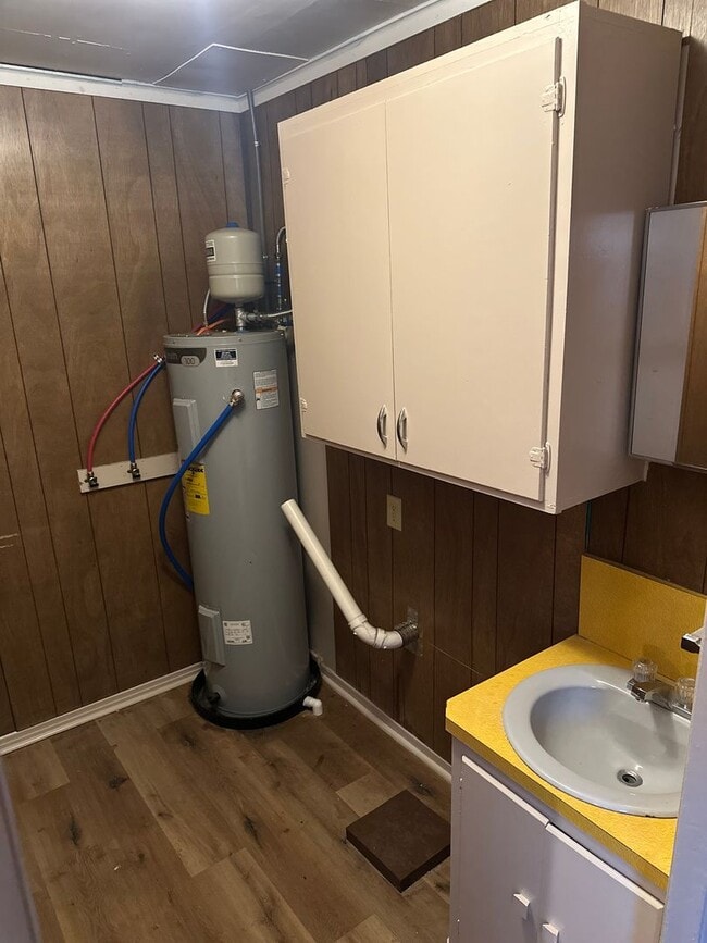 Building Photo - Available Now! 3-Bed, 1-Bath Home w/ Garage - Central Springdale, right next to Springdale High S...