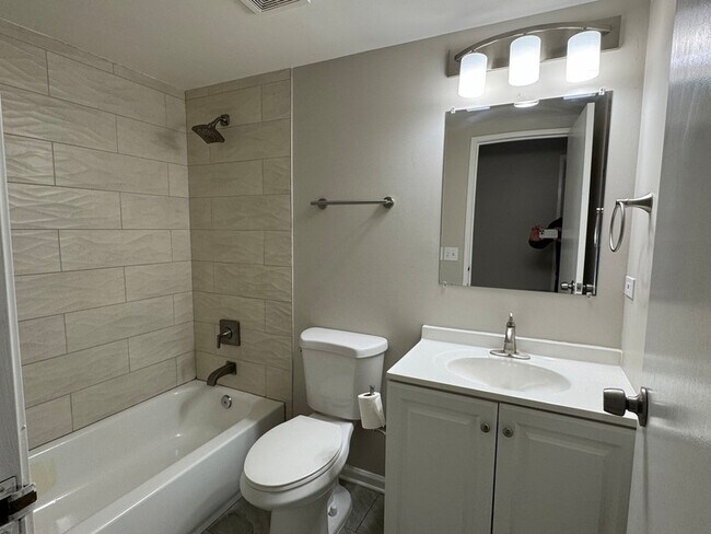 Building Photo - 2220 Abbeywood Dr