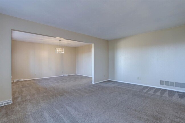 Building Photo - 3 Bedroom 3 Bathroom Home on a 1 Acre Lot