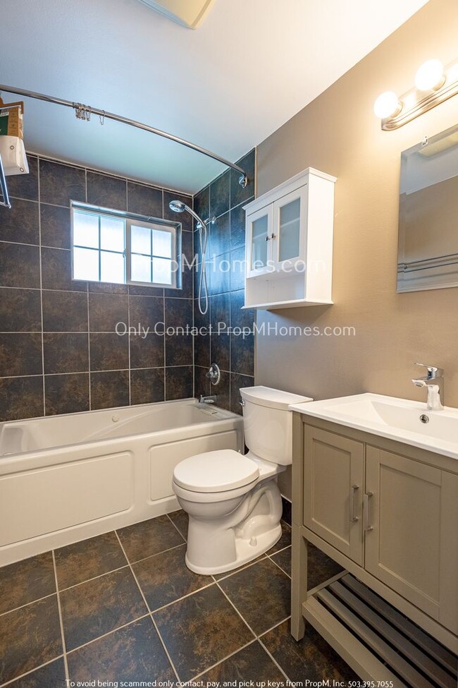 Building Photo - Charming Three Bedroom Awaits in West Linn!