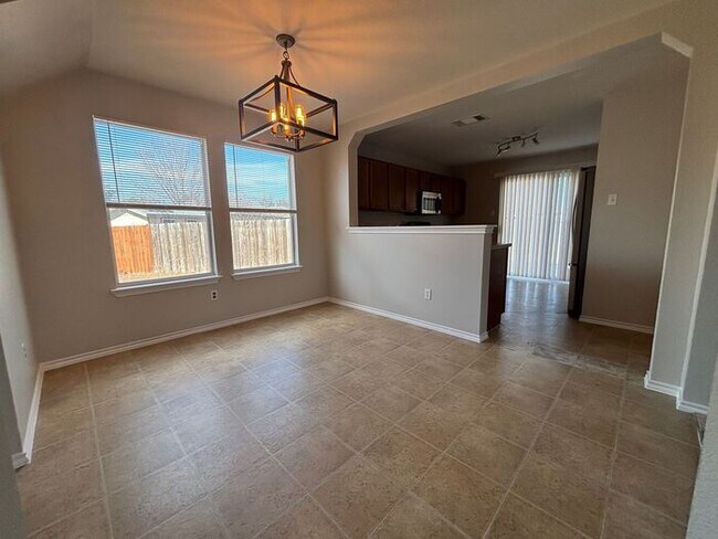 Building Photo - Spacious & Bright 4-Bedroom Home with Mode...