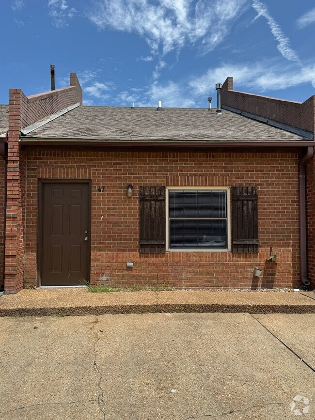 Building Photo - 2 bed / 2 bath Condo in the Center of Jone...