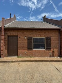 Building Photo - 2 bed / 2 bath Condo in the Center of Jone...