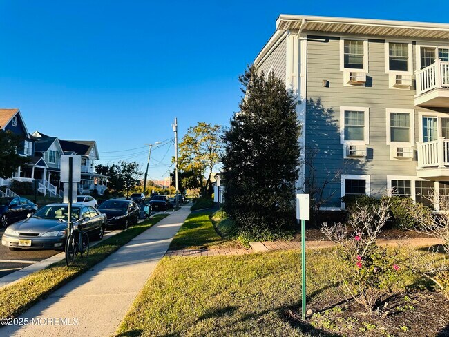 Building Photo - 301-309 4th Ave