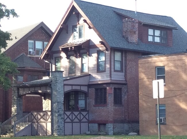 Building Photo - 7 Bedroom 3 bath House Email Amber@osulive...