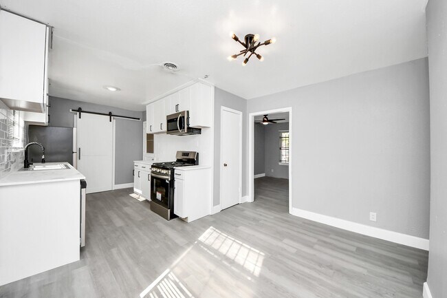 Building Photo - 5606 Elmlawn Dr