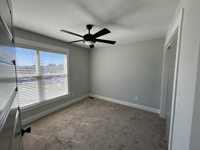 Building Photo - 2BD 2BA 3 STORY TOWNHOME FOR RENT