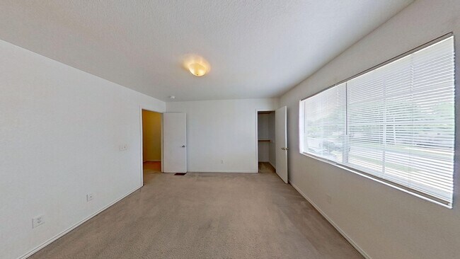 Building Photo - 2 WEEKS FREE RENT IN A 3 BEDROOM TOWNHOUSE AT $950!