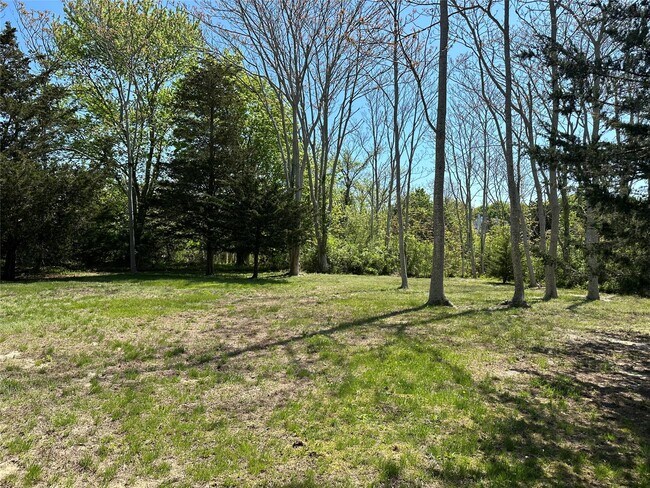 Building Photo - 1854 N Bayview Rd
