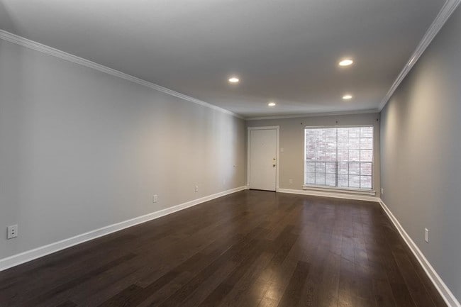 Building Photo - 359 N Post Oak Ln
