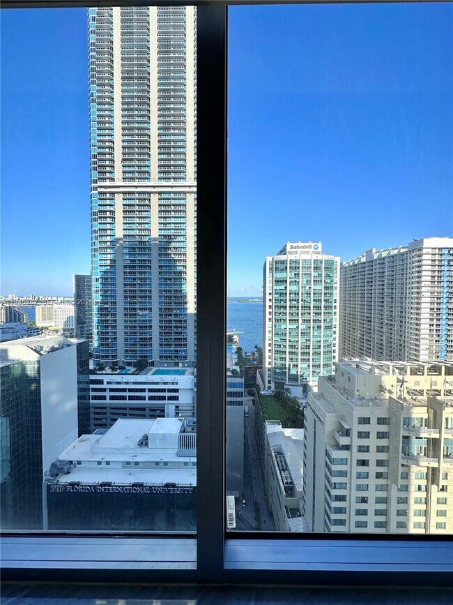 Building Photo - 1060 Brickell Ave