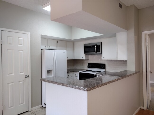 Building Photo - 10855 Meadowglen Ln