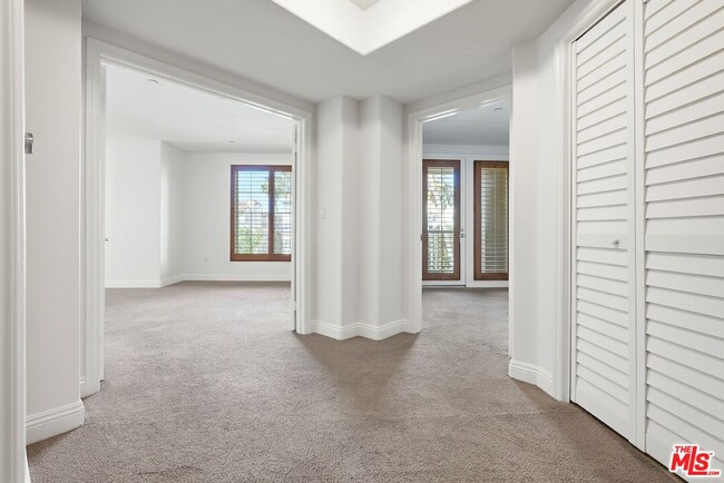 Building Photo - 5831 Seawalk Dr