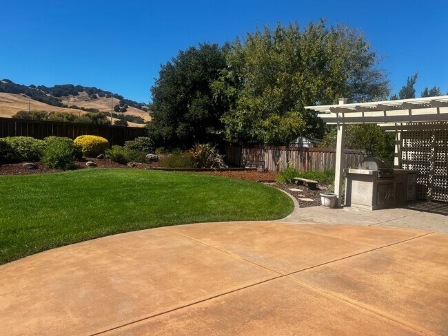 Building Photo - Beautiful Green Valley Home