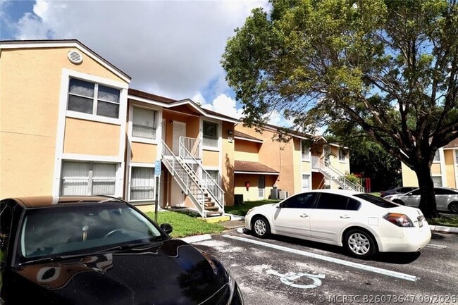 Building Photo - 8121 SW 21st Ct