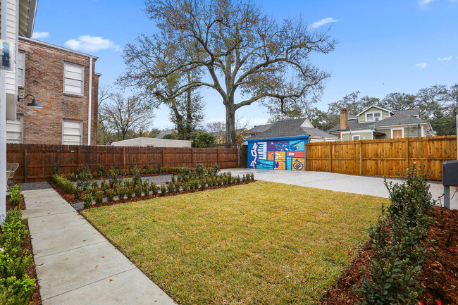 Shared backyard - 3801 Nashville Ave