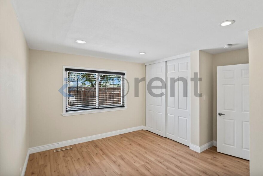 Building Photo - Unit