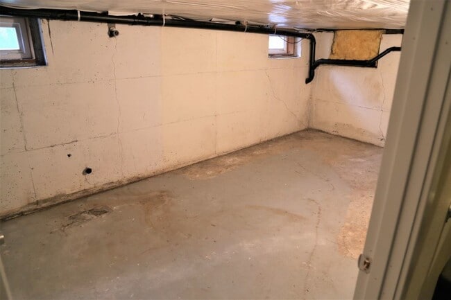 Building Photo - 4 bed/2 bath 1000 feet From Monroe