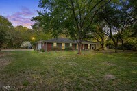 Building Photo - Country LIving!!