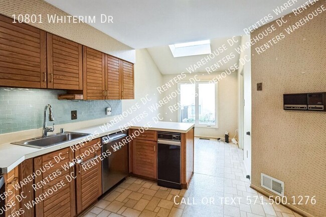 Building Photo - Welcome home to this light filled 2Bd/2Bth...