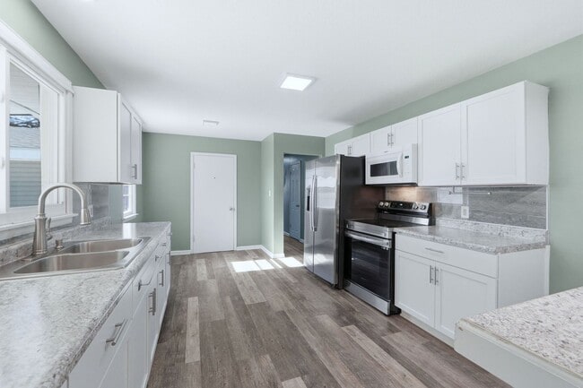 Building Photo - Updated 3BR Home with Fenced Yard & Garage