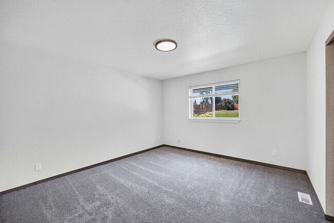 Building Photo - 103 E 12th Ave