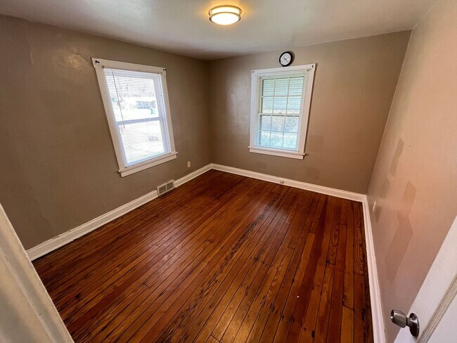 Building Photo - Two Bedroom Home with Attached Garage Move...