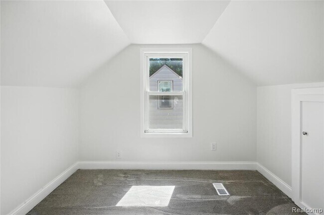 Building Photo - 429 W Bernhard Ave
