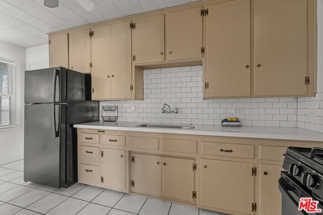 Building Photo - 2421 Cloy Ave