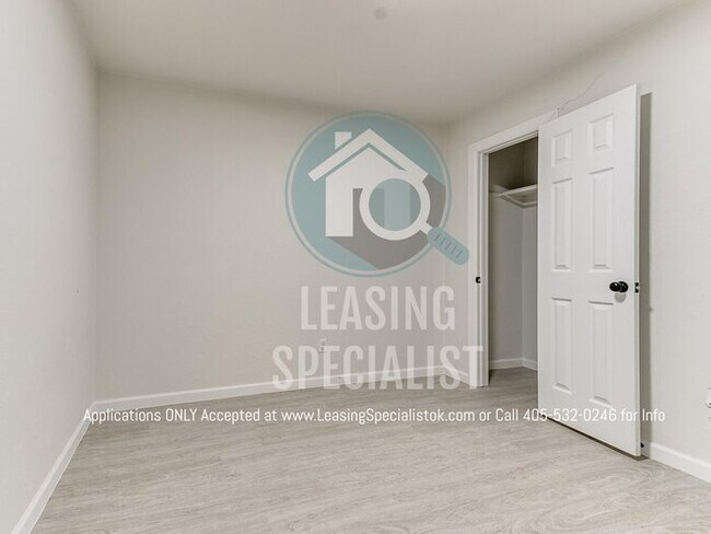 Building Photo - Adorable Norman 3 Bed 1.5 Bath House!