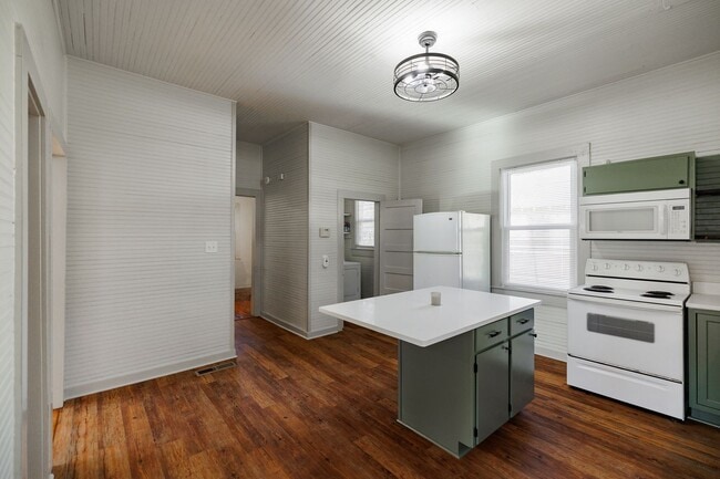 Building Photo - Charming Historic Cottage Just Blocks from Downtown Athens and UGA