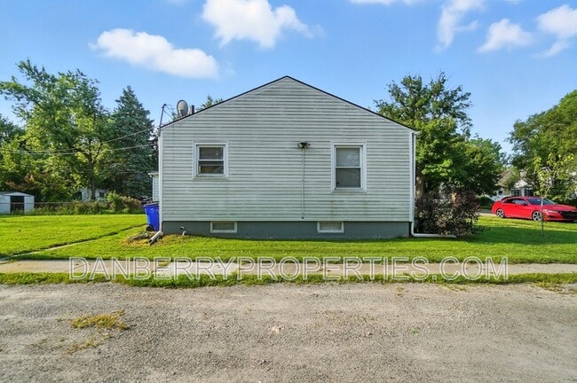 Building Photo - 1126 Searles Rd