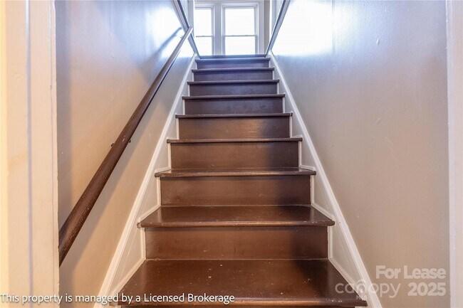 Building Photo - 1420 Amhurst St